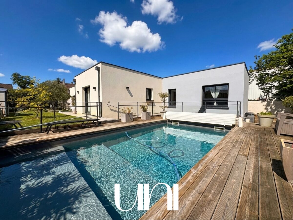 Maison 5 pièces de 172 m2 sur terrain de 930 m2 avec piscine