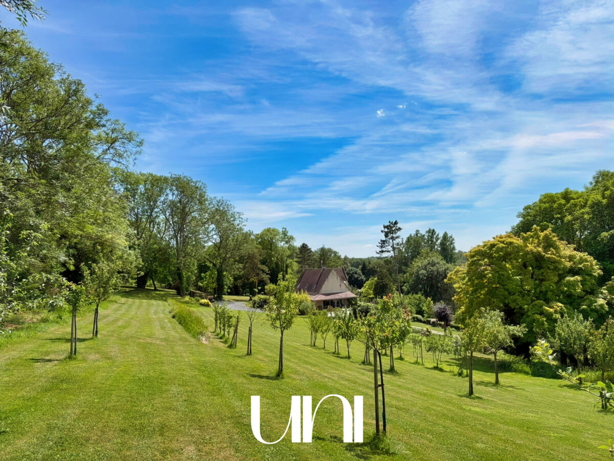 Maison 8 pièces de 210m2 avec 18500m2 de terrain à MOULINS EN BESSIN