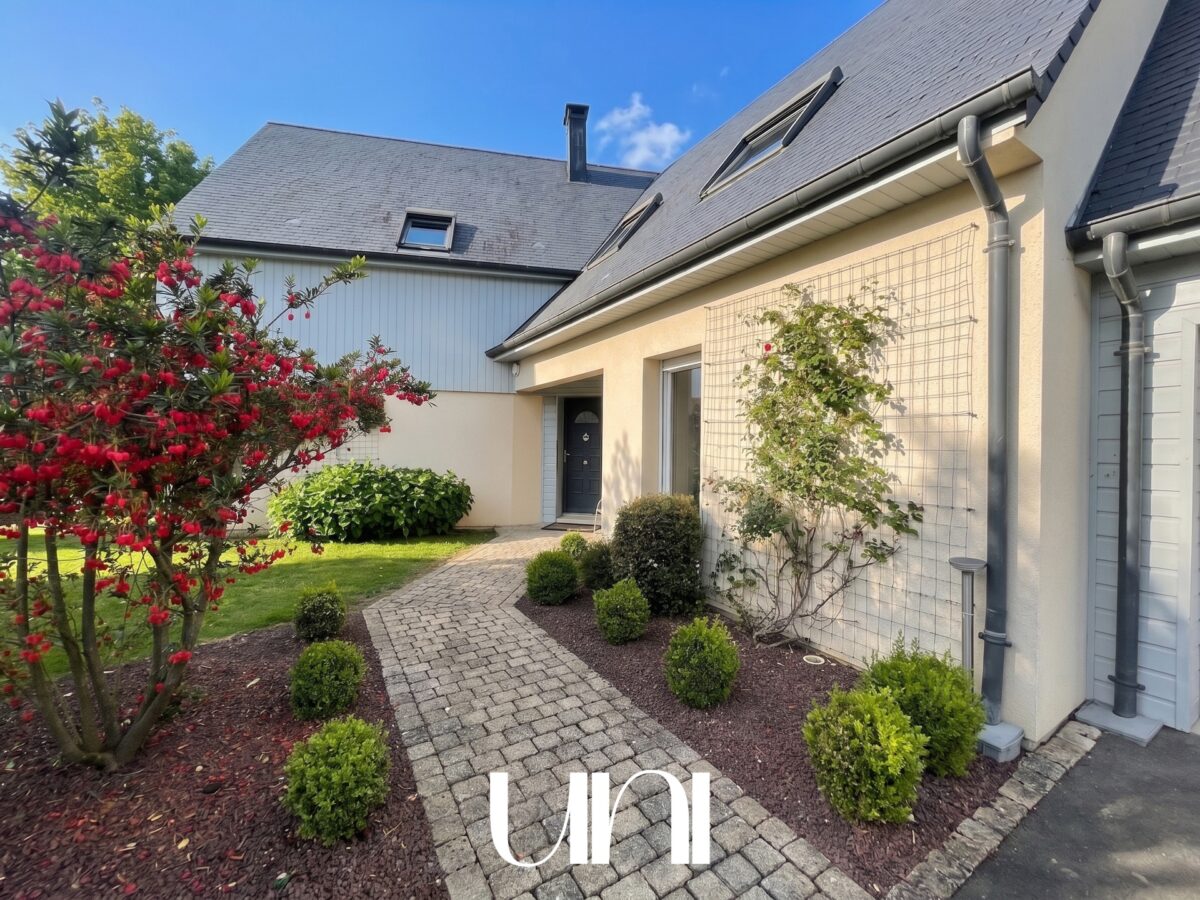 Maison 6 pièces de 210m2 avec double garage - PERIERS-SUR-LE-DAN