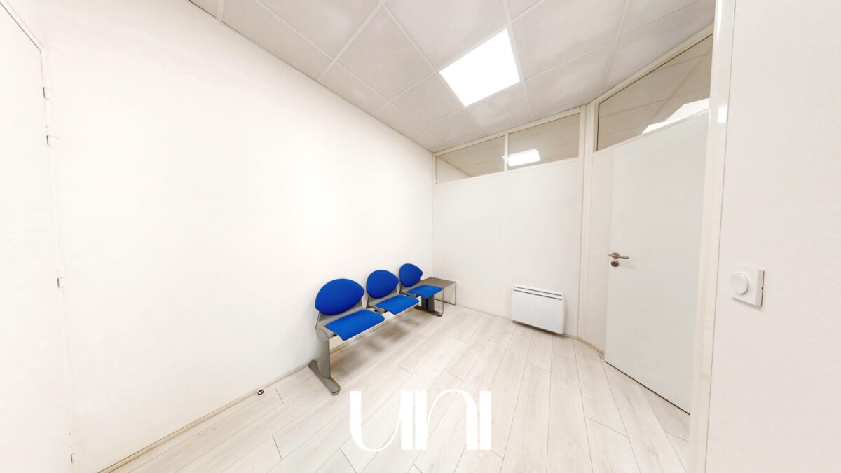 Local commercial  72 m2 avec cours intérieur - Ifs