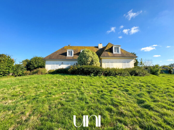 Maison de maître 10 pièces de 208m2, parcelle de 1600m2 à LION-SUR-MER