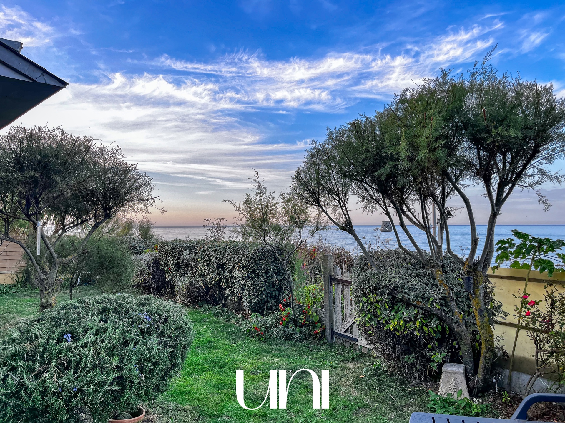 Superbe maison T7 de 237 m2 sur 442 m2 de terrain en front de mer