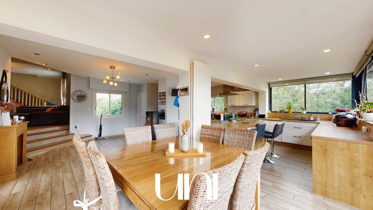 Maison 8 pièces de 245m2 à BONNEMAISON