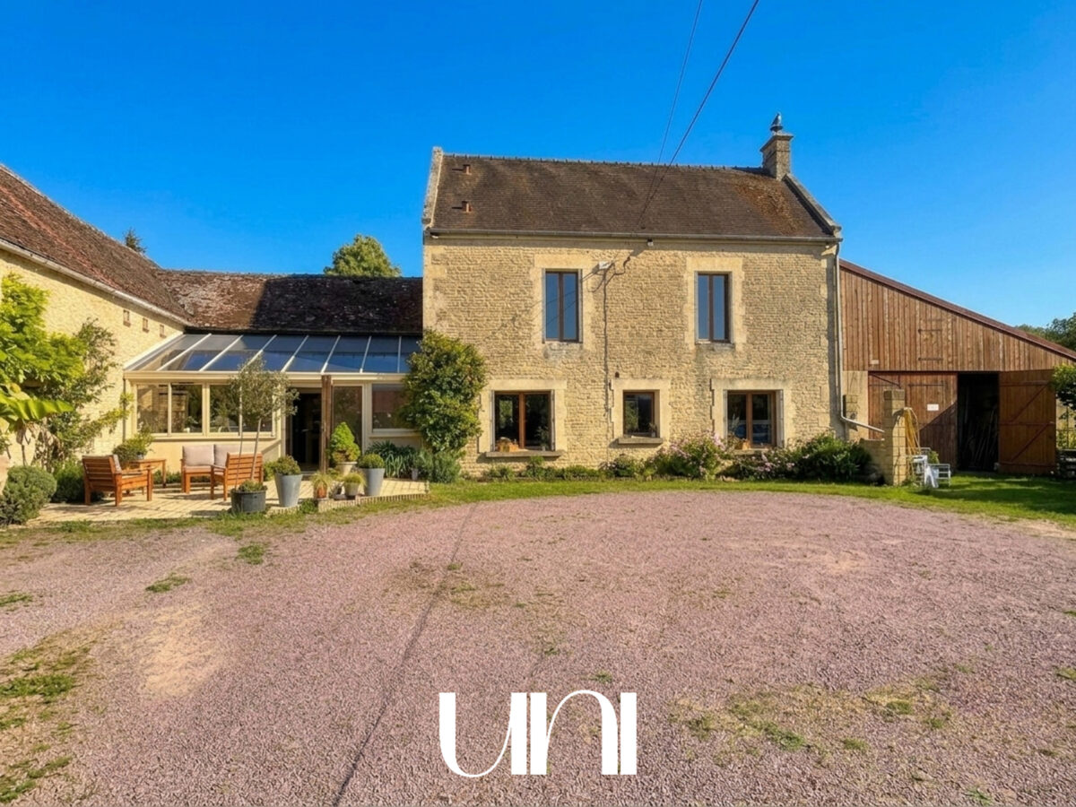 Maison 9 pièces de 175.31m2 en pierre - Valambray