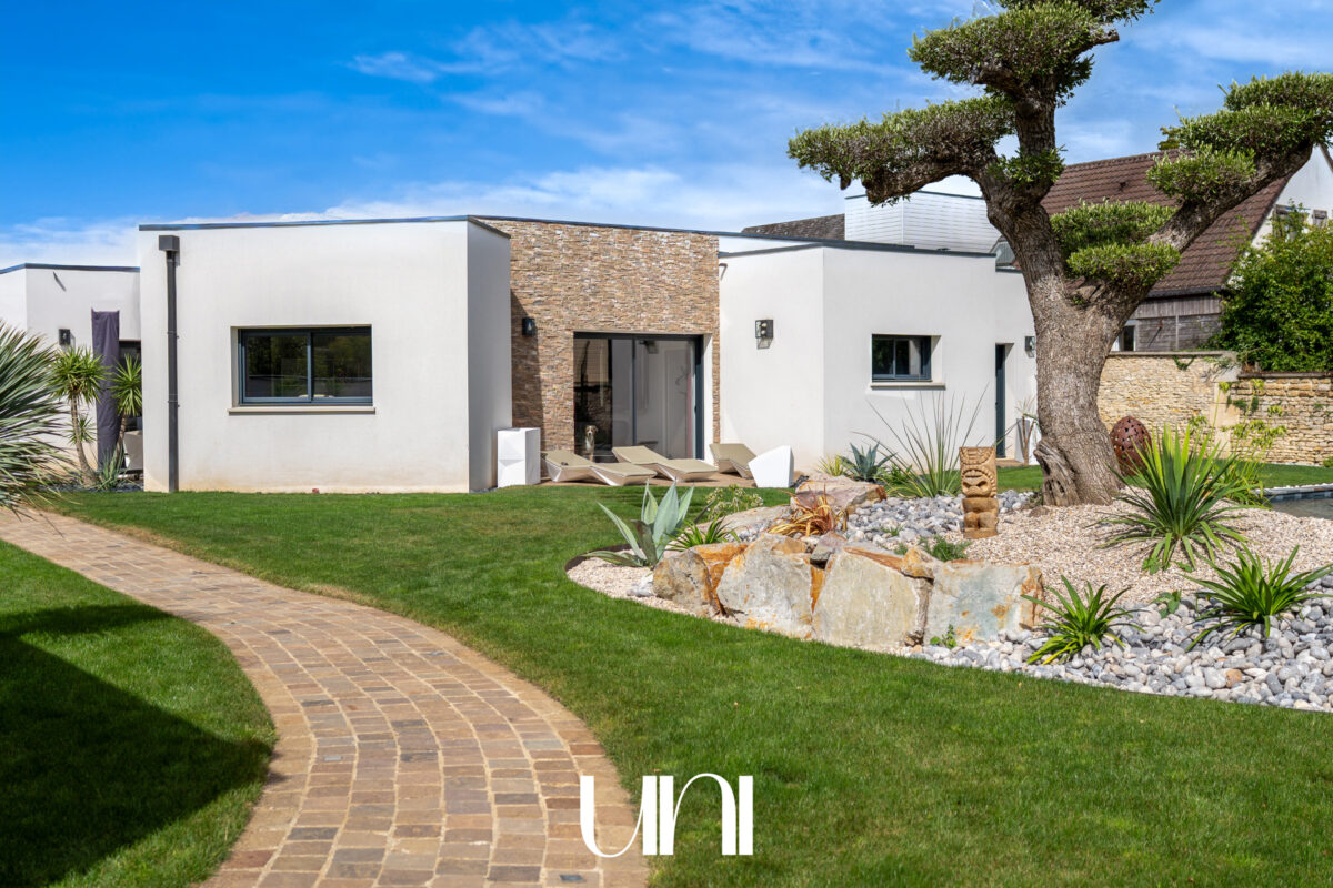 Vente confidentielle - Maison T7 de 300 m² sur terrain de 1400 m² - CA