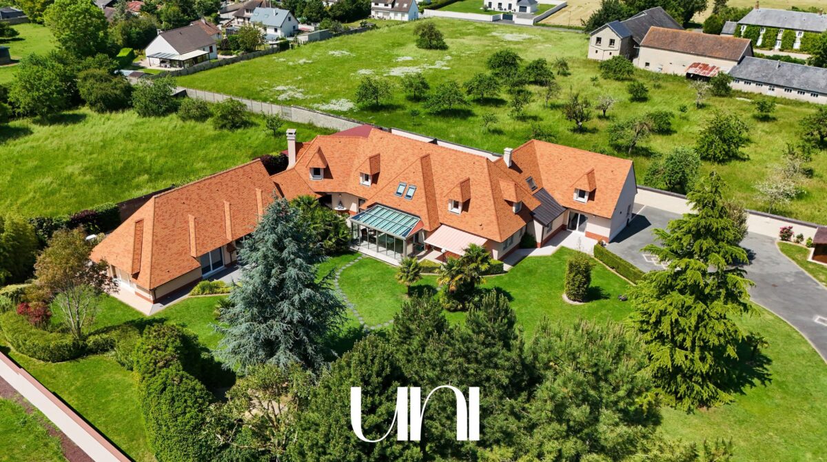 Maison 10 pièces 441 m2 avec piscine - SAINT MARTIN DE MAY