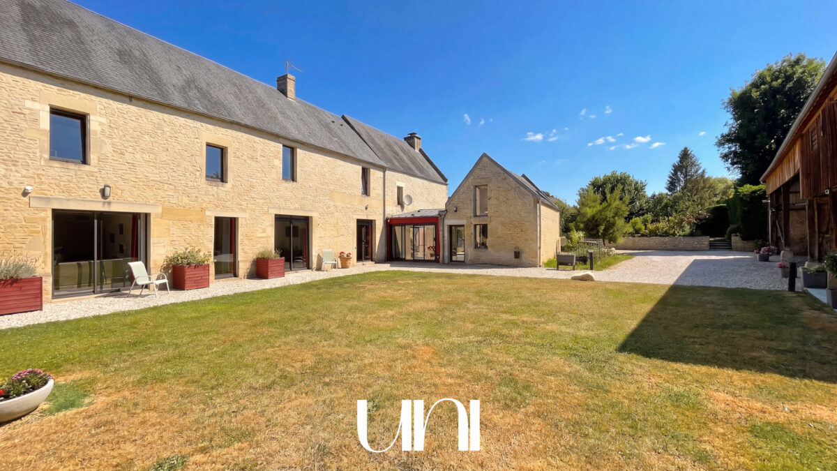 Maison 7 pièces de 264m2 avec jardin clos - Mathieu