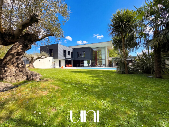 Maison de prestige T8 de 307 m² sur terrain de 1600 m² - SAINT-CONTEST