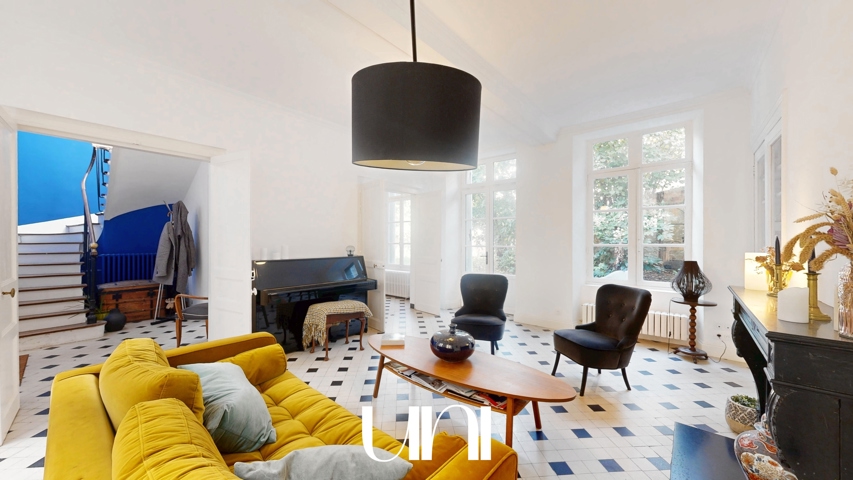 Maison T8 de 218m2 sur parcelle de 336m2