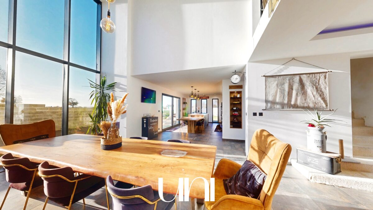 Maison 9 pièces 317 m2 avec terrasse - Saint-Loup-Hors