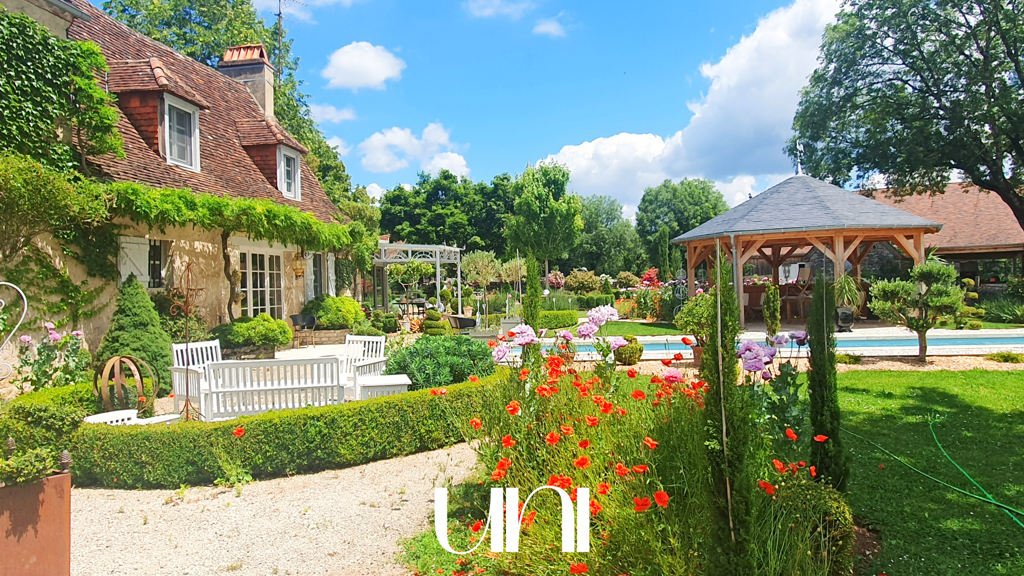 RARE À LA VENTE : PROPRIÉTÉ D'EXCEPTION DE 350M2 SUR 13 HECTARES