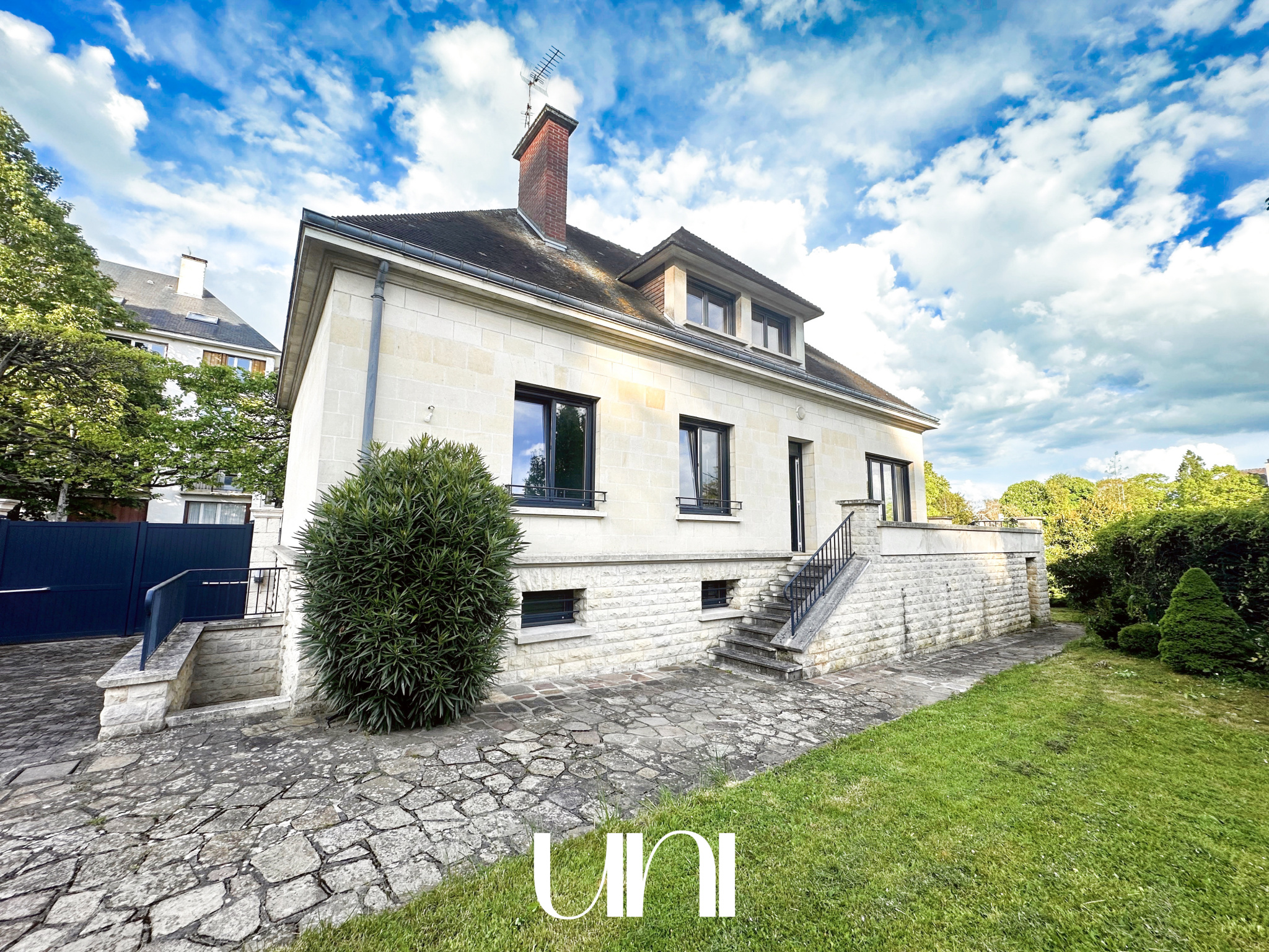Maison dans jardin des plantes 7 pièces d'environ 200m2  avec sous-sol + garage sur terrain de 615m2