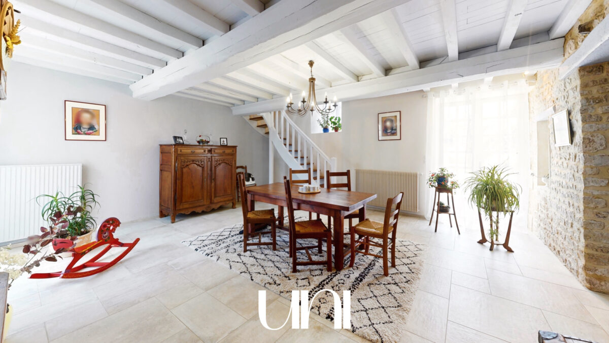 Maison 7 pièces de 209m2 sur un terrain de 1854m2 à MAIZET