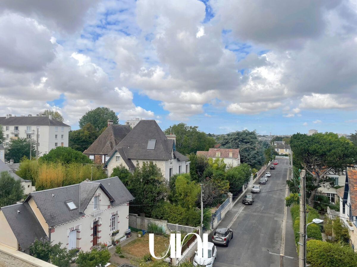 Chaleureux appartement T2 de 56 m2, avec balcon et cave.