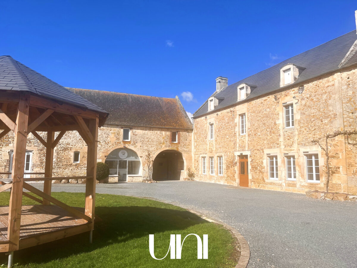 Propriété de 480m2 sur une parcelle de 9797m2 à SAINT-GERMAIN-LE-VASSON