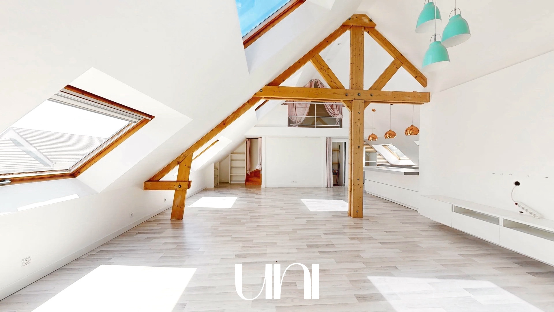 Ensemble immobilier de 200m2  avec locaux commerciaux, entrepôts et loft à Bourguebus