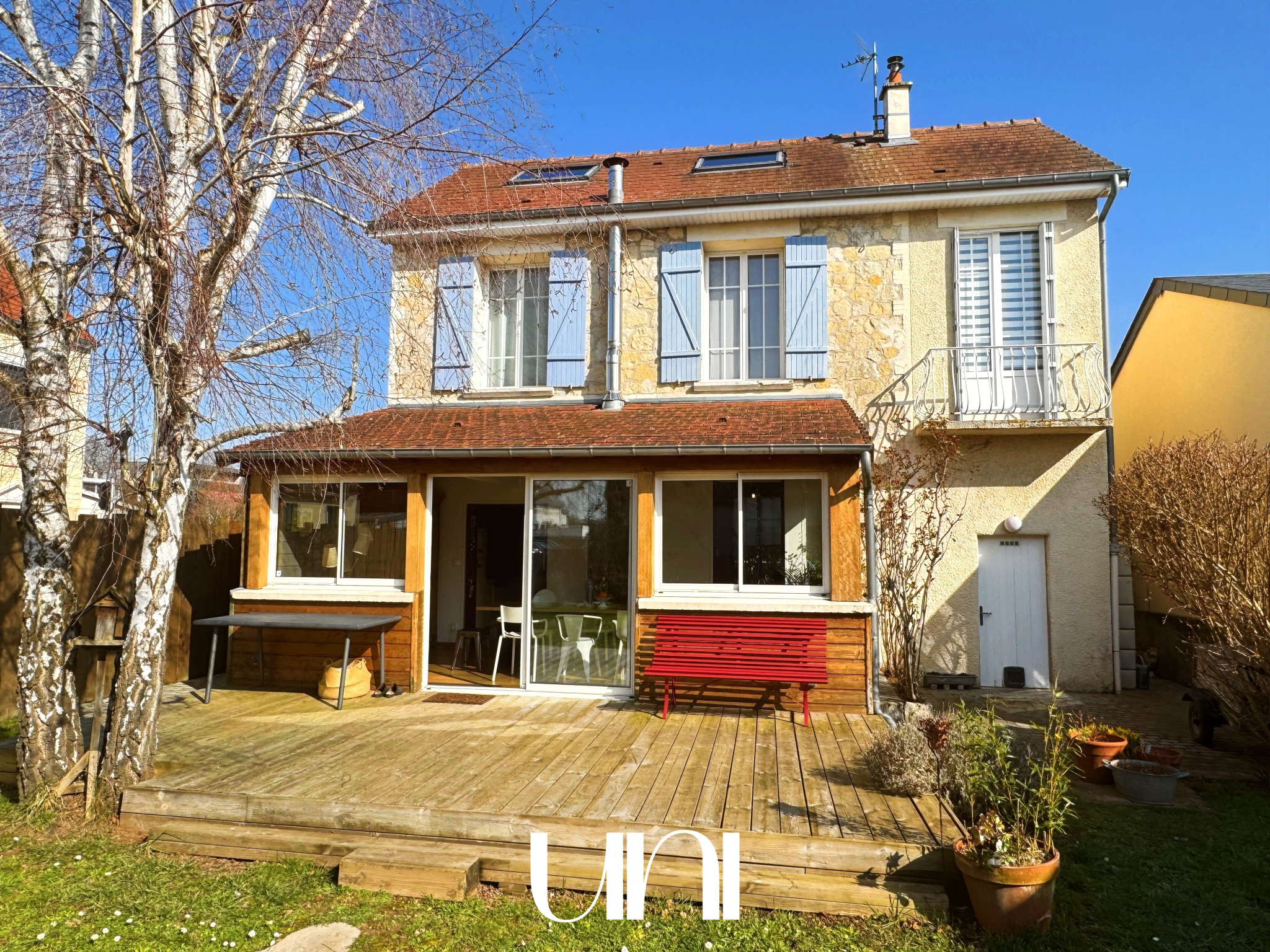 Maison de ville T4 de 103m2 avec jardin, garage et dépendance sur un terrain de 345m2