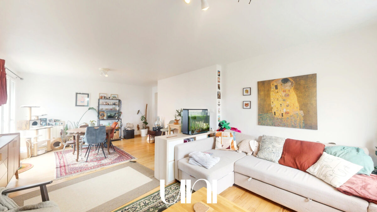 Chaleureux appartement T2 de 56 m2, avec balcon et cave.