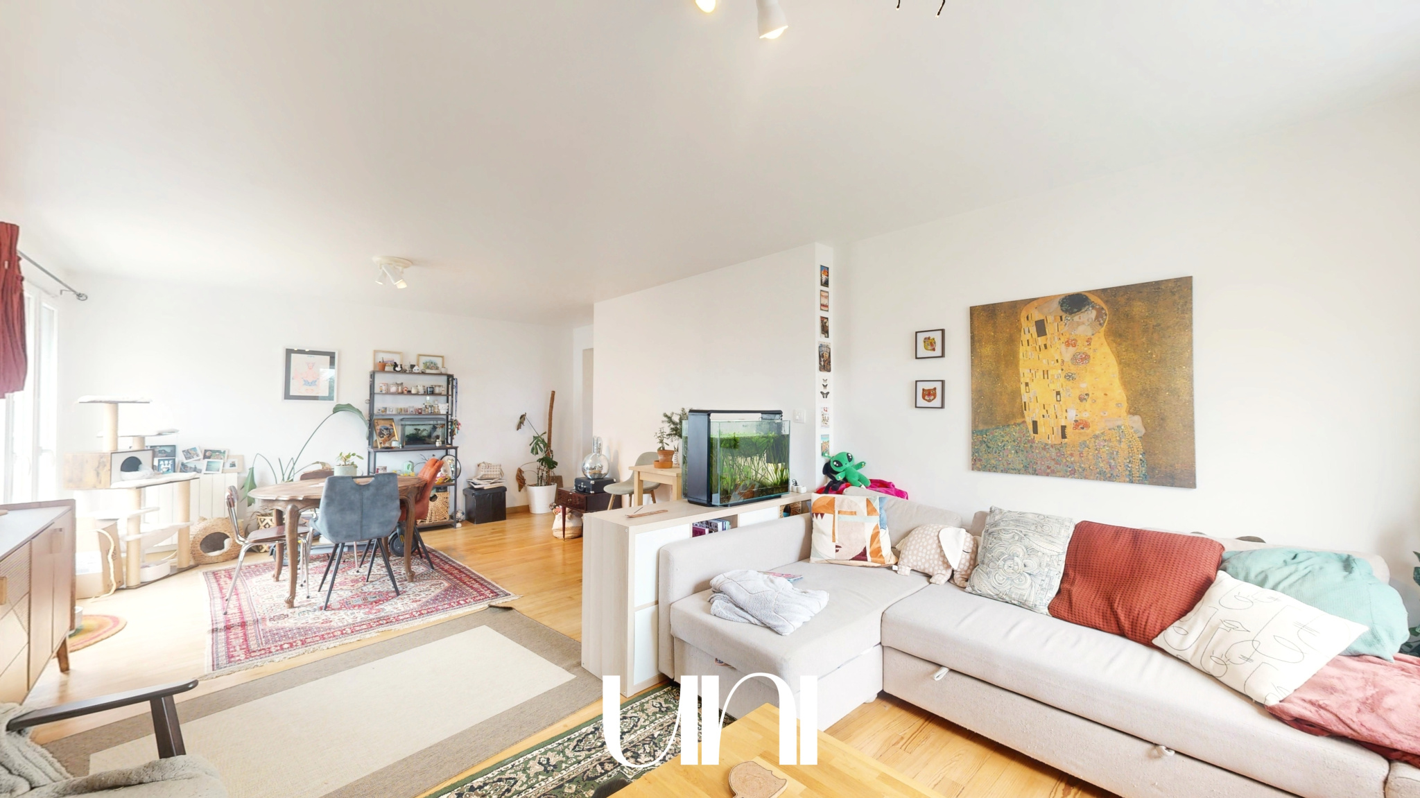 Chaleureux appartement T2 de 56 m2, avec balcon et cave.