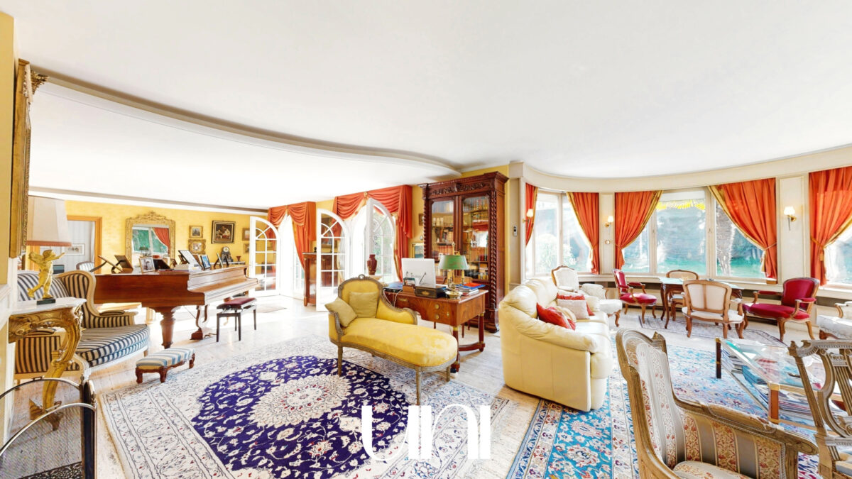 Maison T10 de 300 m2 avec piscine et terrain de 1056 m2