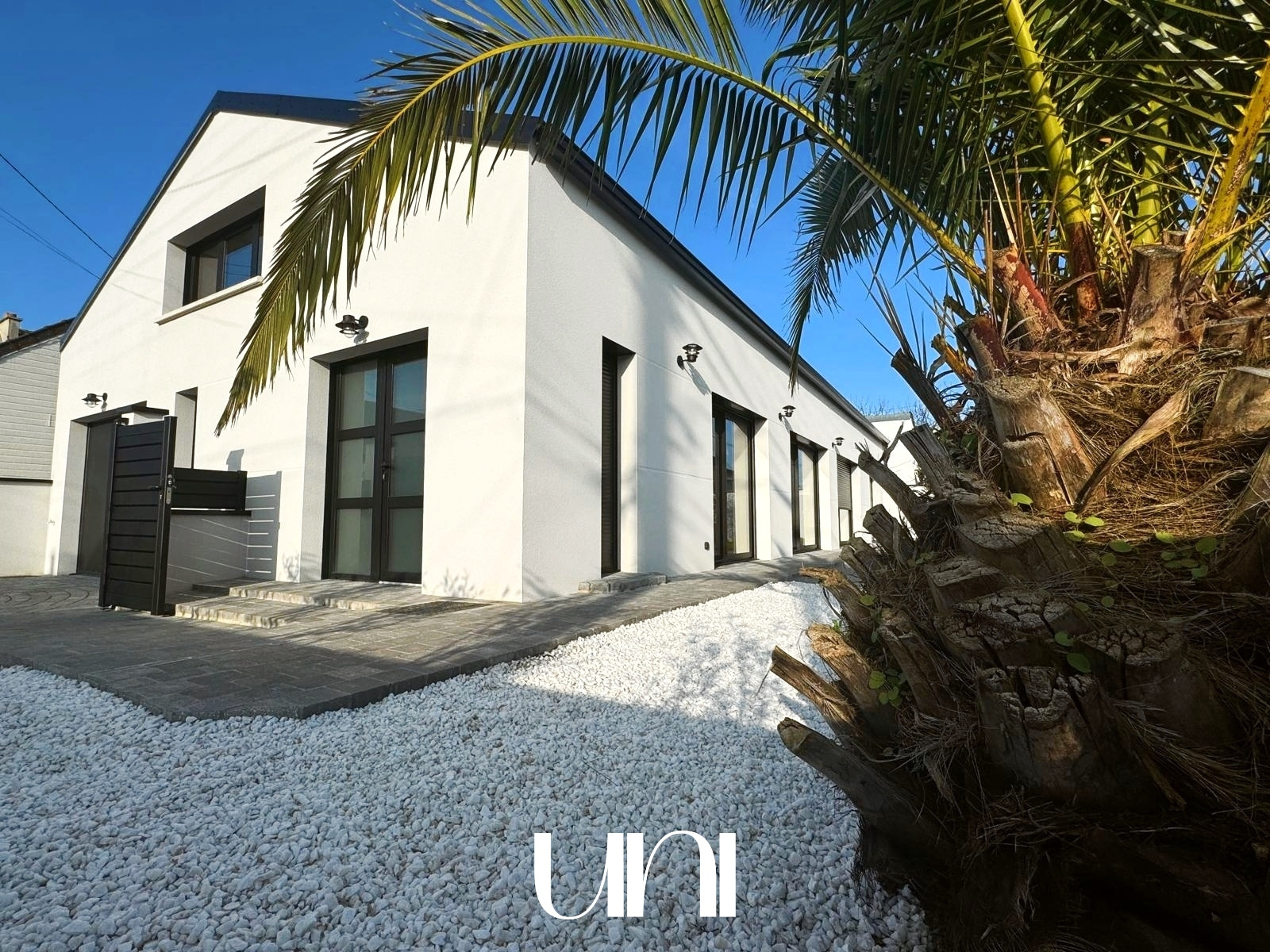 Loft T4 de 149 m2 sur terrain de 372 m2 - MONDEVILLE