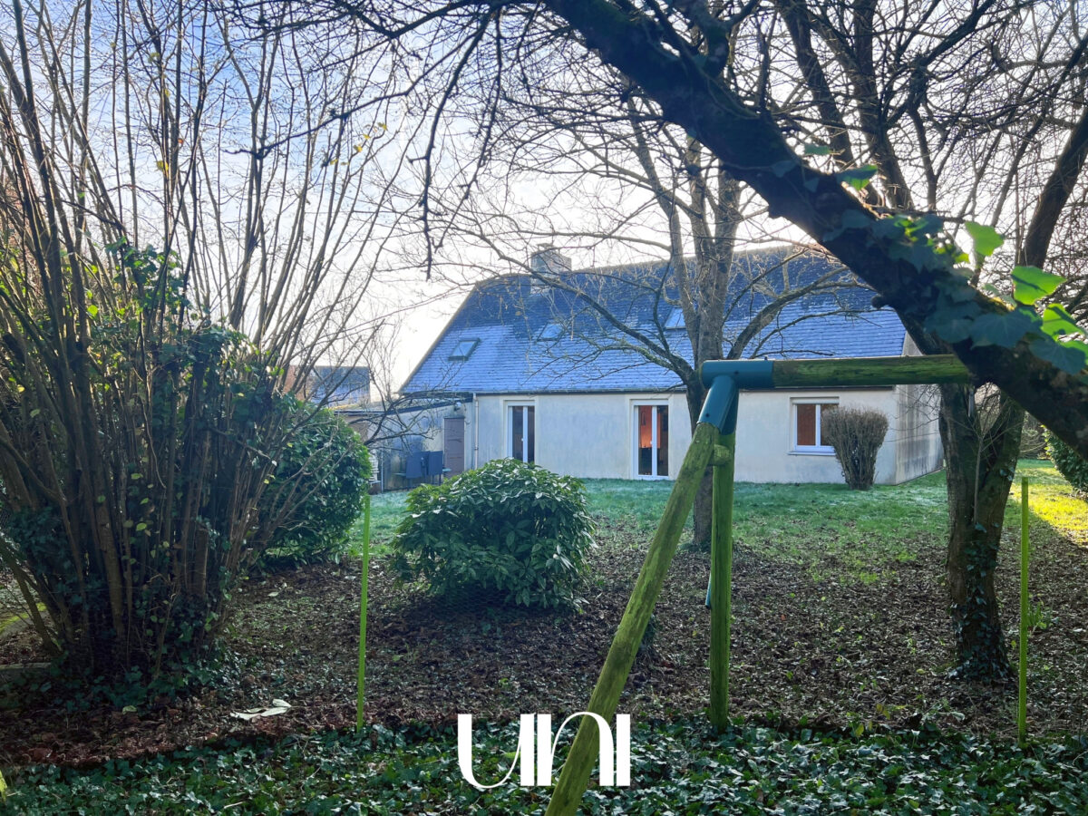 Maison 6 pièces de 130m2 sur une parcelle de 1016m2 à Vieux