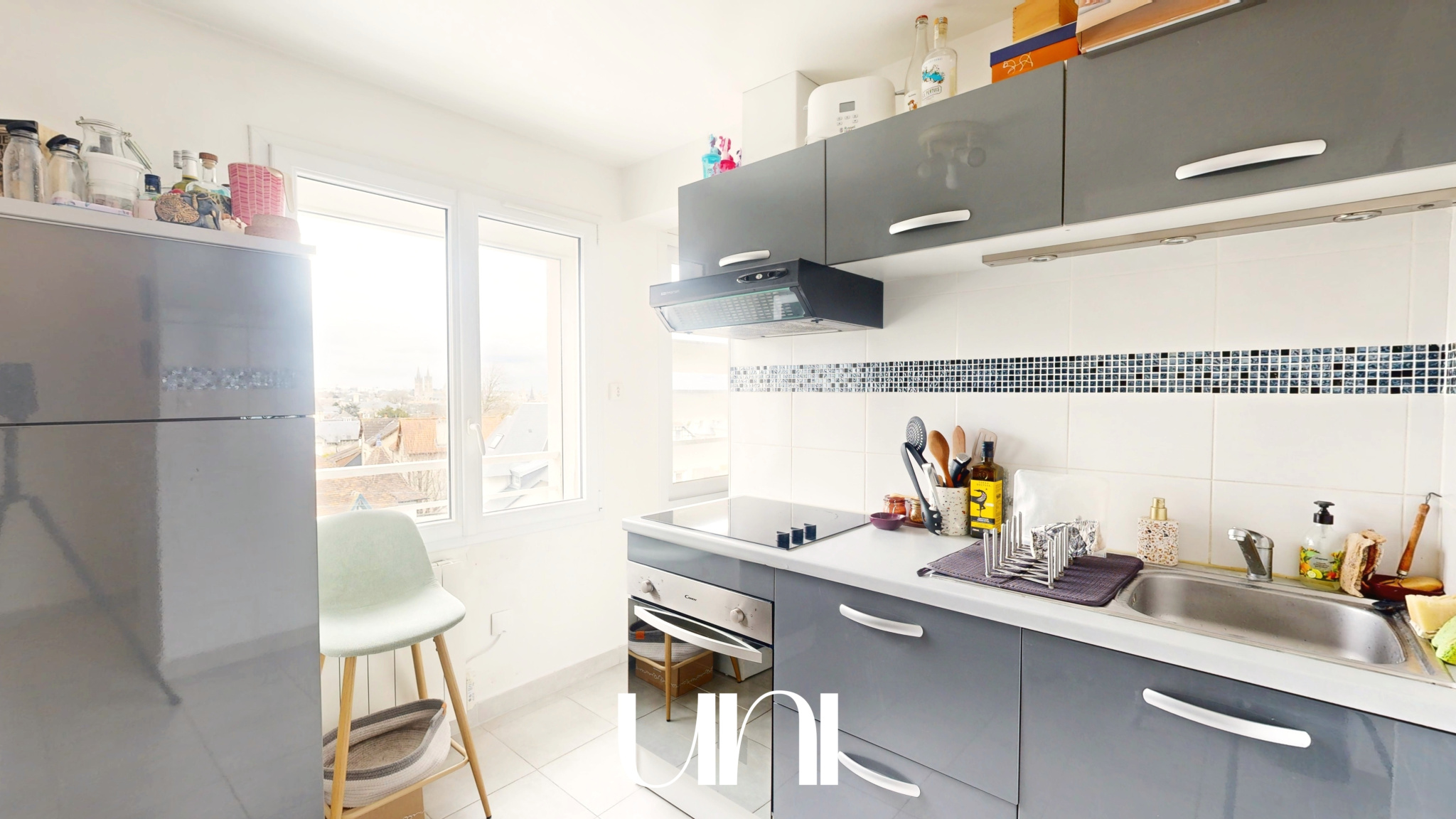 Chaleureux appartement T2 de 56 m2, avec balcon et cave.