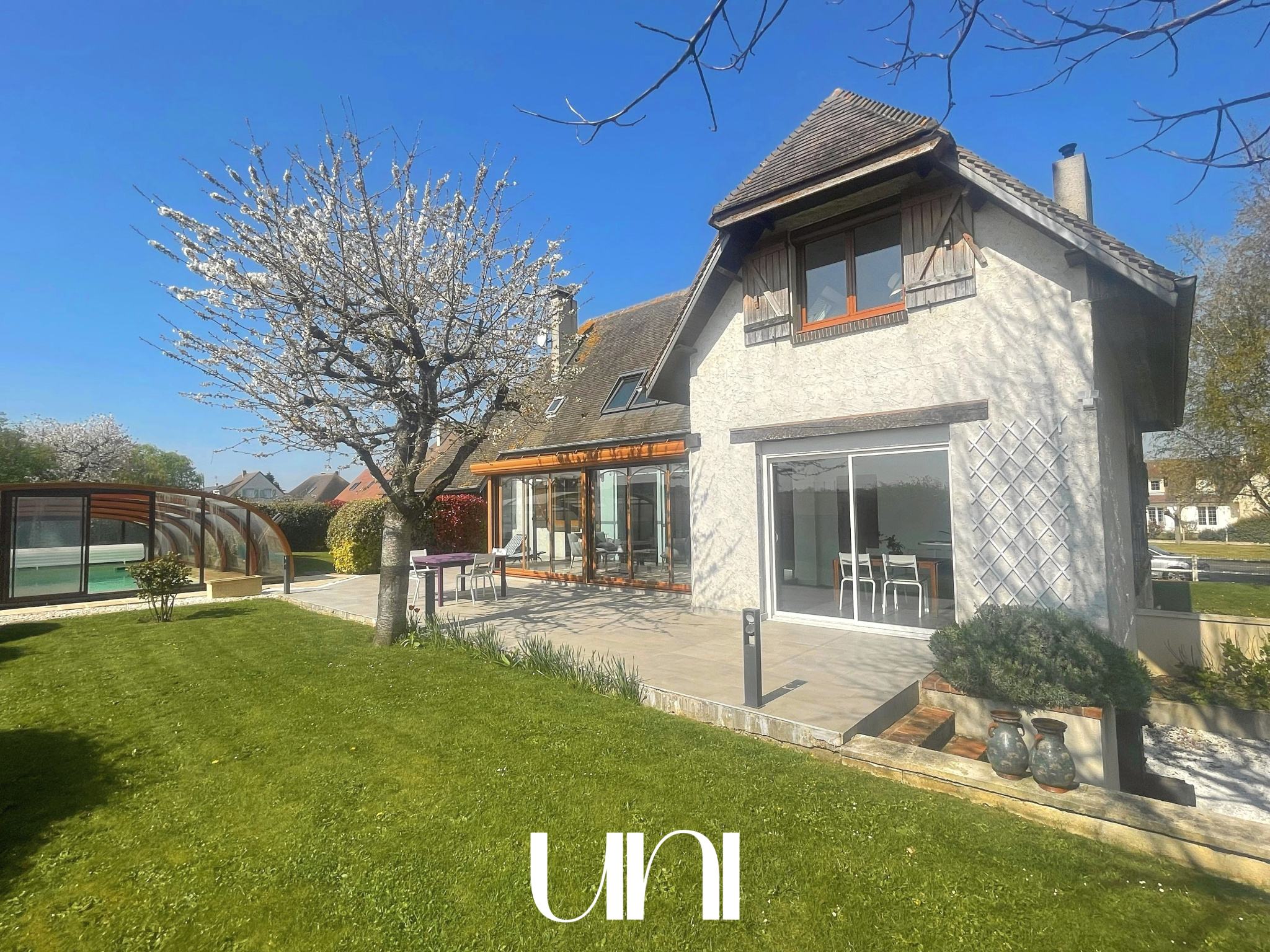 Magnifique maison T6 de 230 m2 sur 1200 m2 de terrain, située à 10 mn de CAEN !