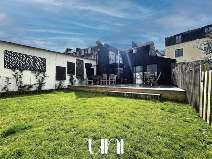 Maison T10 de 177m2 + 70m2 de dépendance en plein coeur de Honfleur