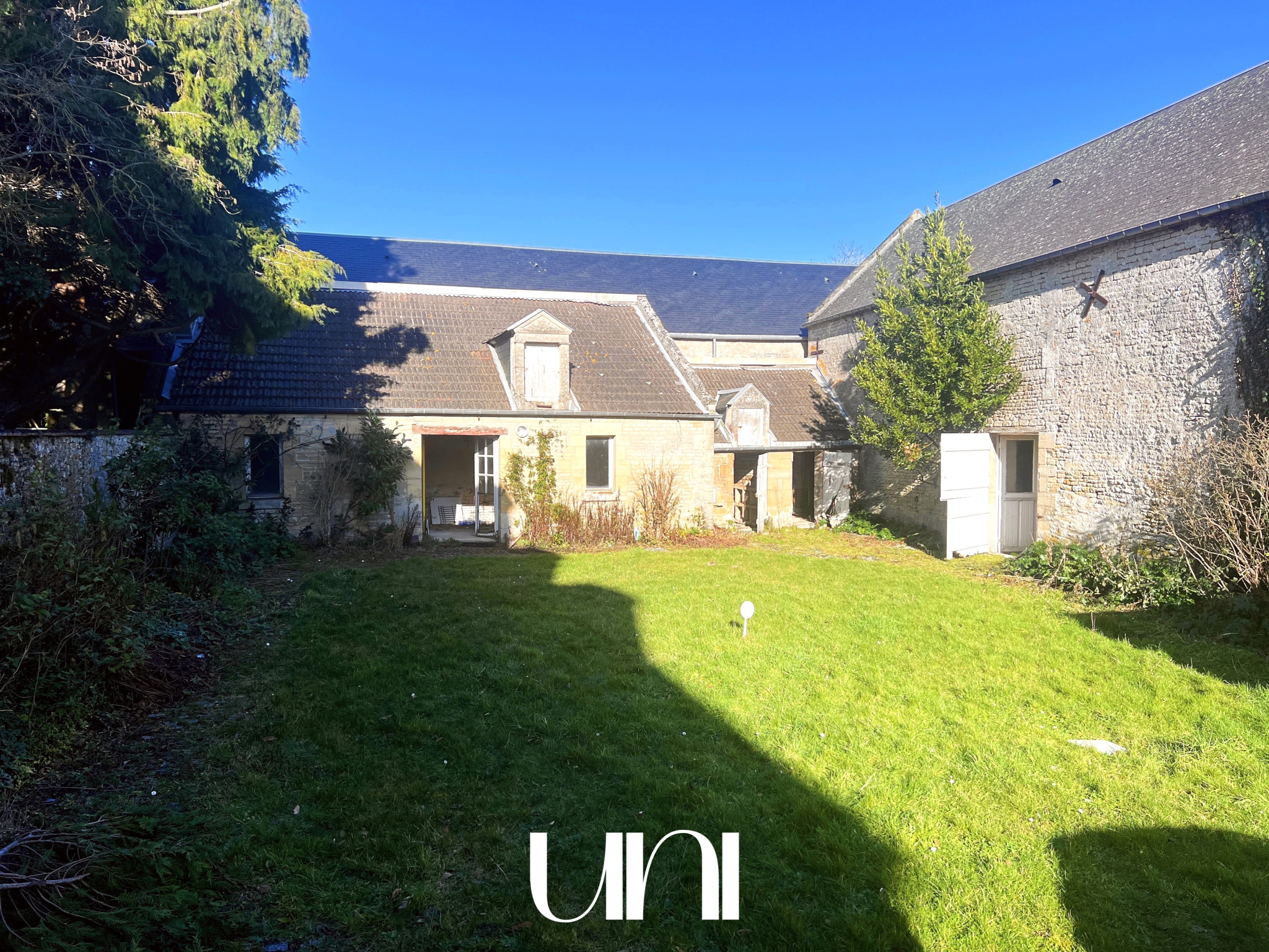 Bâtisses en pierre à rénover d'environ 100m2 sur une parcelle de 680m2