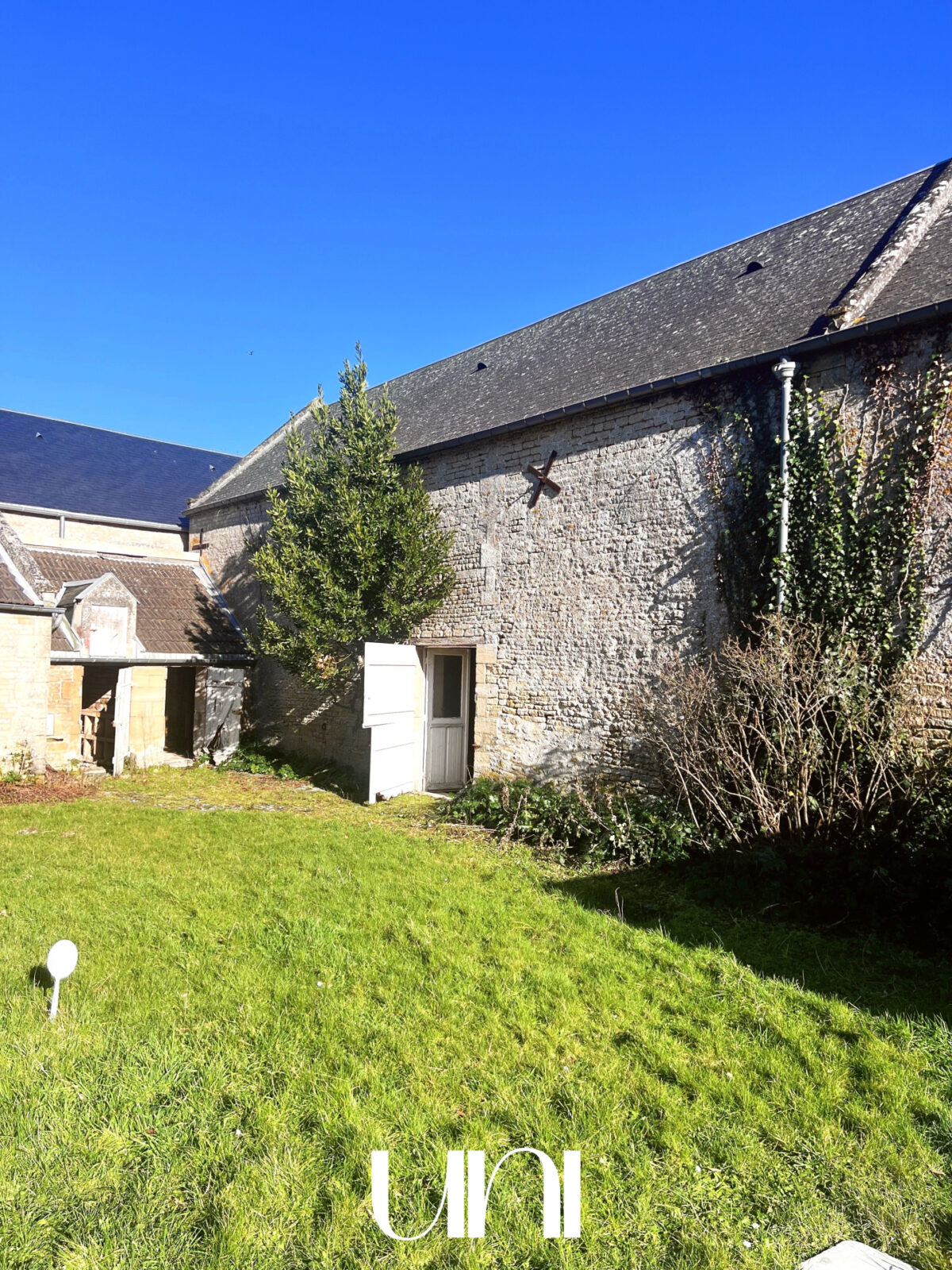 Bâtisses en pierre à rénover d'environ 100m2 sur une parcelle de 680m2