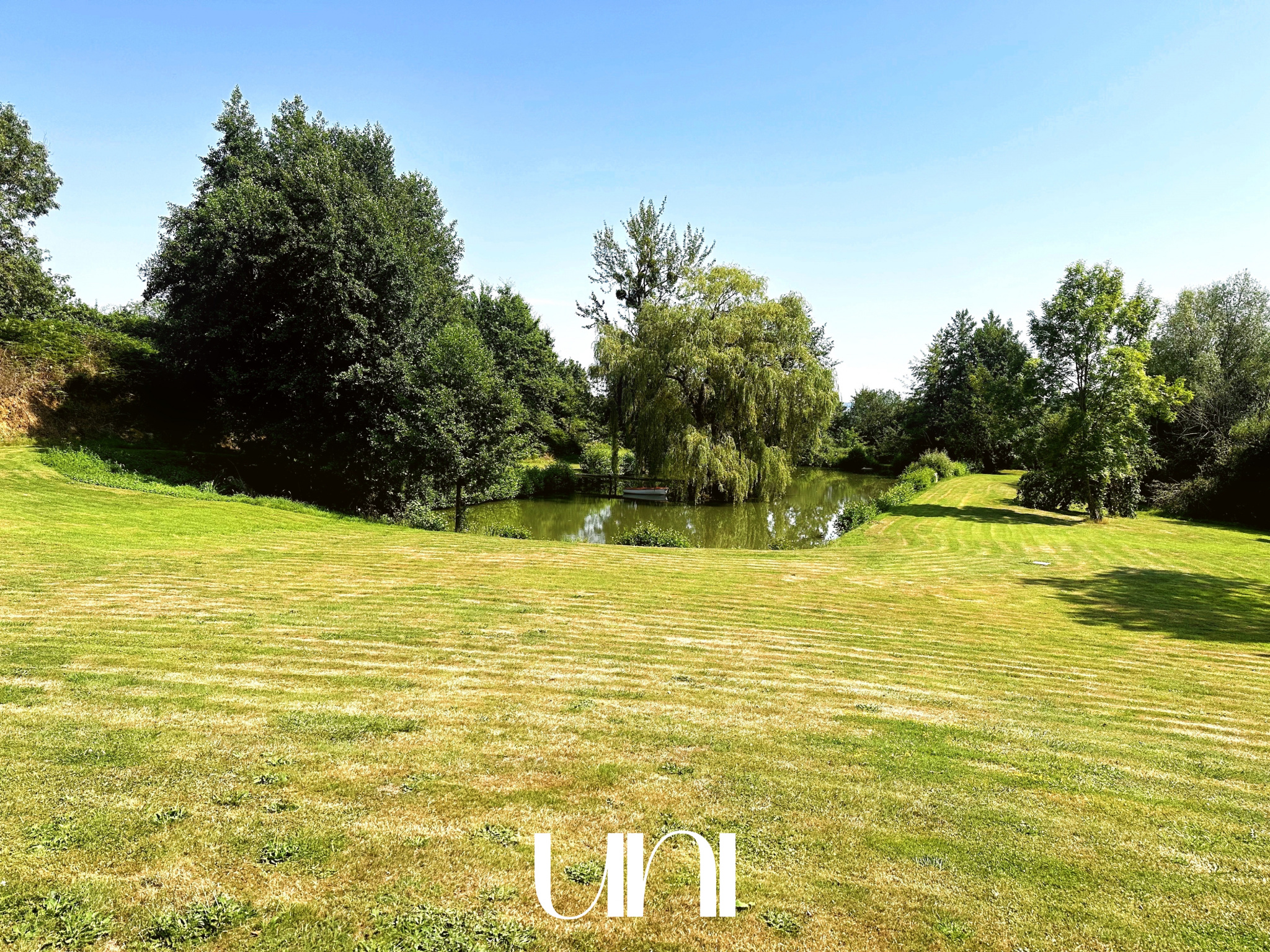 Maison T5 pièces de 135m2 dans un environnement bucolique avec un étang