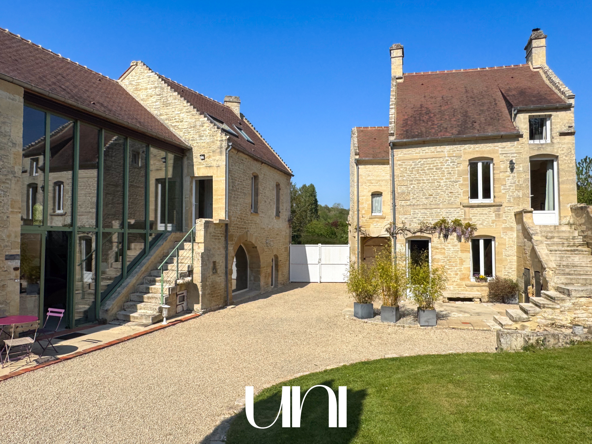 Maison T11 de 305 m2, avec dépendance T3 de 75 m2 sur terrain de 5000 m2