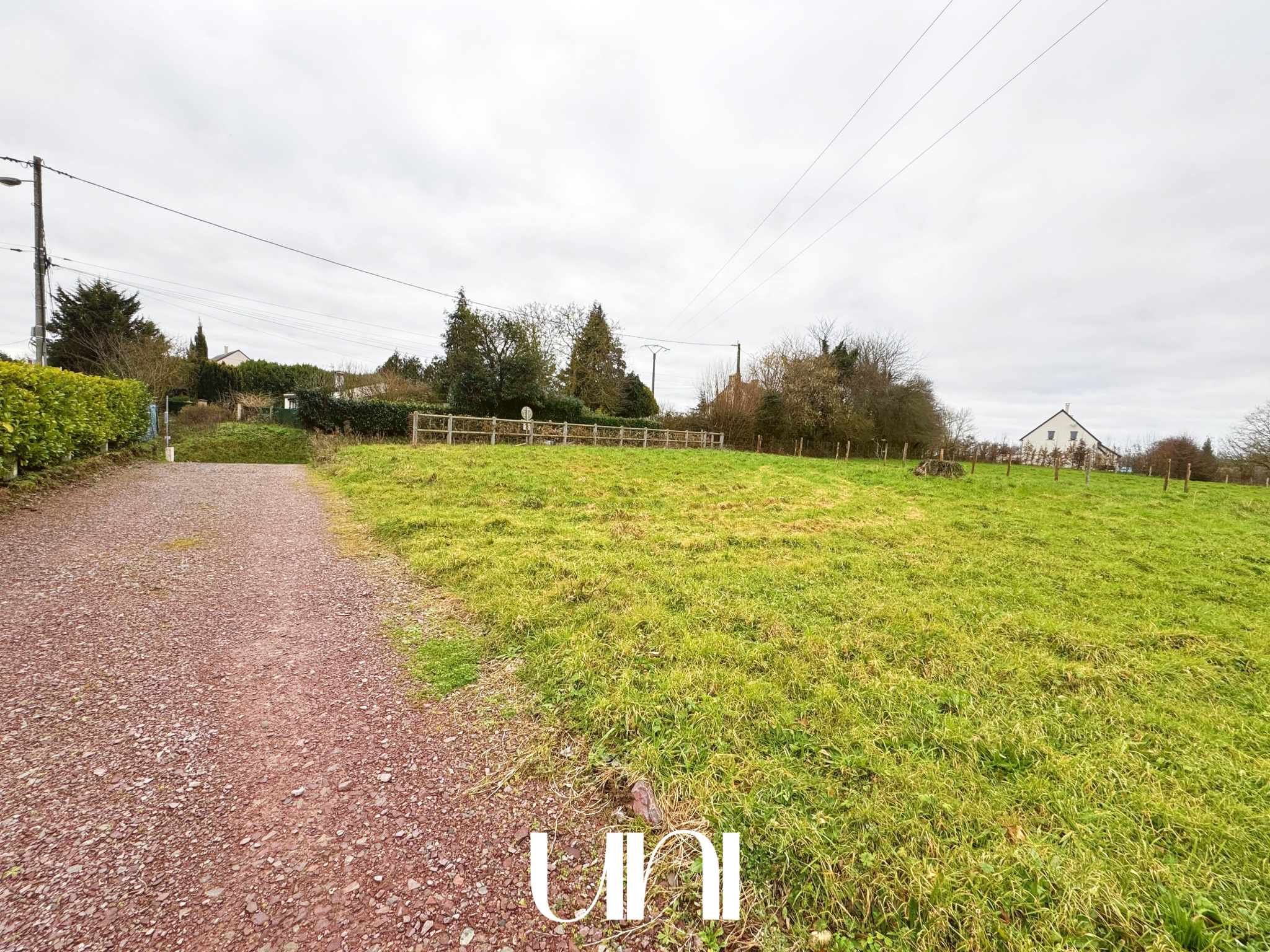 Terrain constructible de 813 m2 / Proche BAYEUX