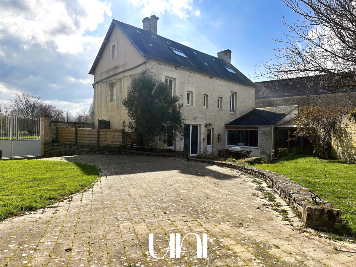 Maison en pierre de Caen type T6 de 161m2 sur terrain de 827m2