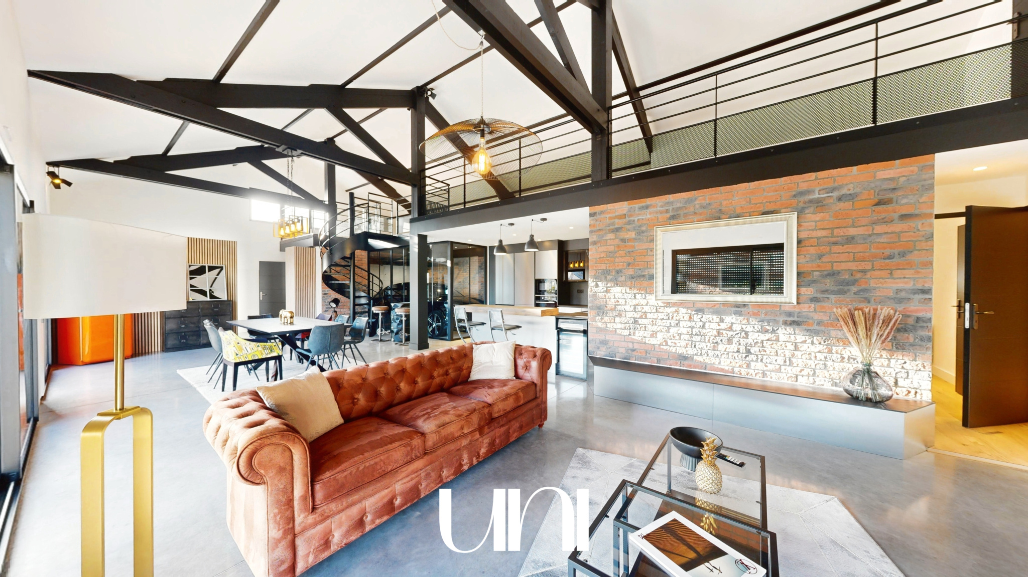 Loft T4 de 149 m2 sur terrain de 372 m2 - MONDEVILLE