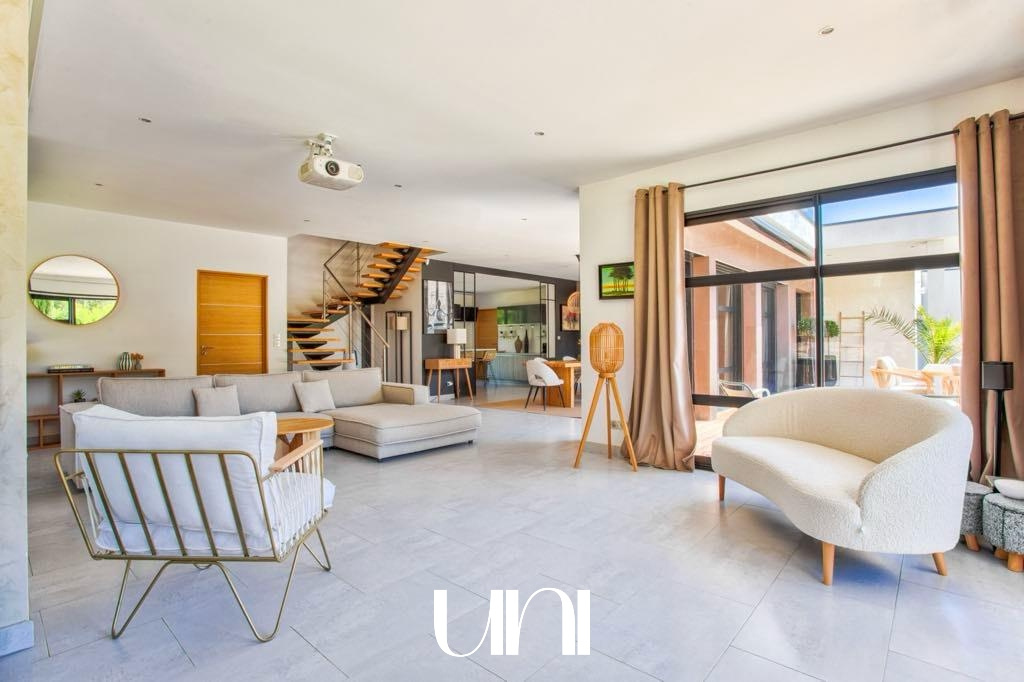 Maison T8 de 240m2 sur terrain de 1917 m2 - LE HOME VARAVILLE