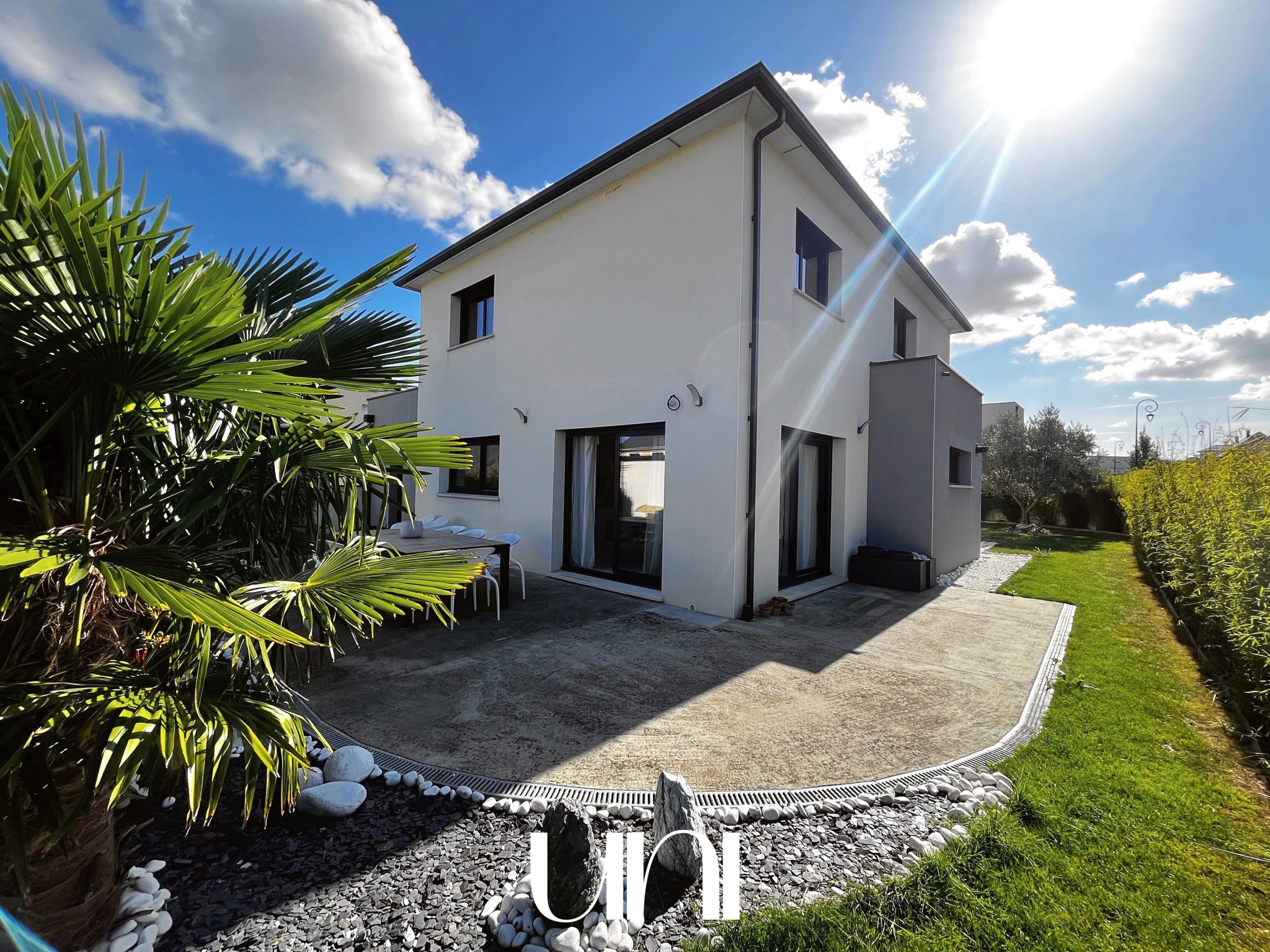 Maison T6 de 151 m2 sur un terrain de 577 m2 avec dépendance