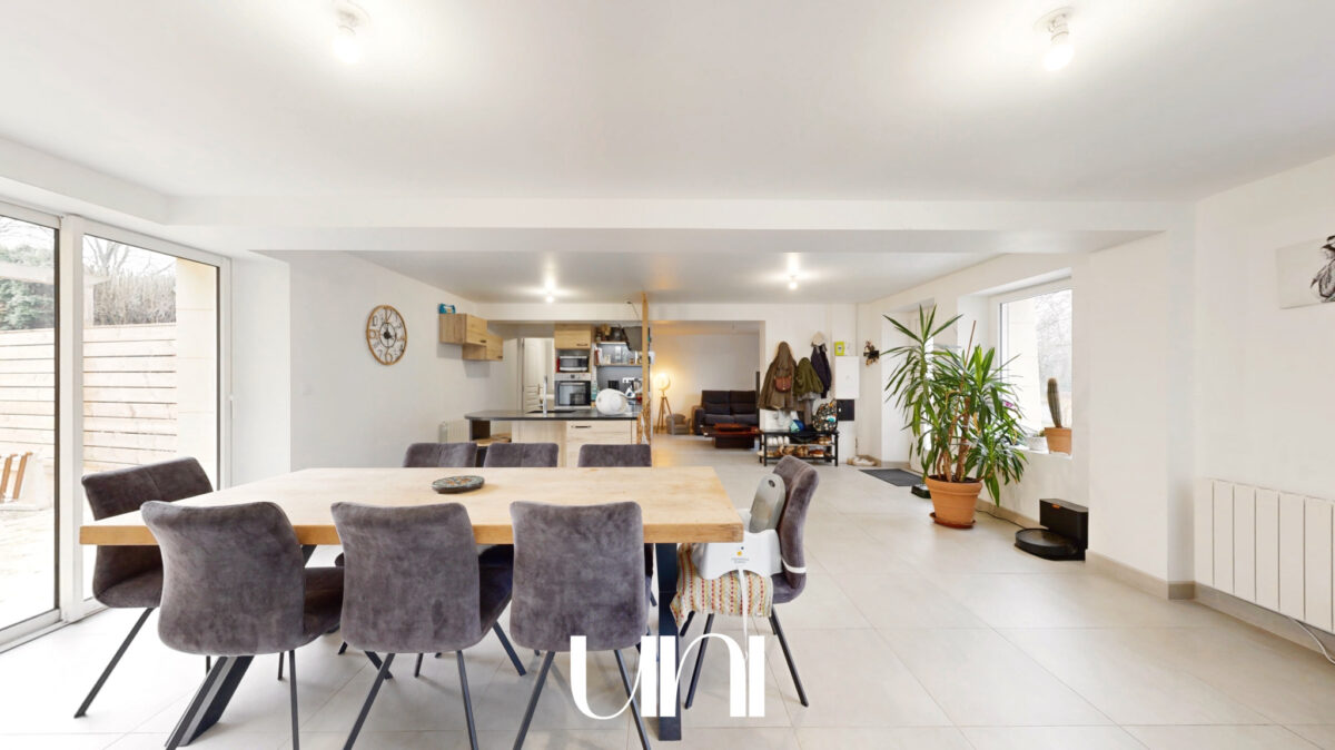 Charmante maison en pierre T4 de 128m2 avec petit jardin et terrasse.