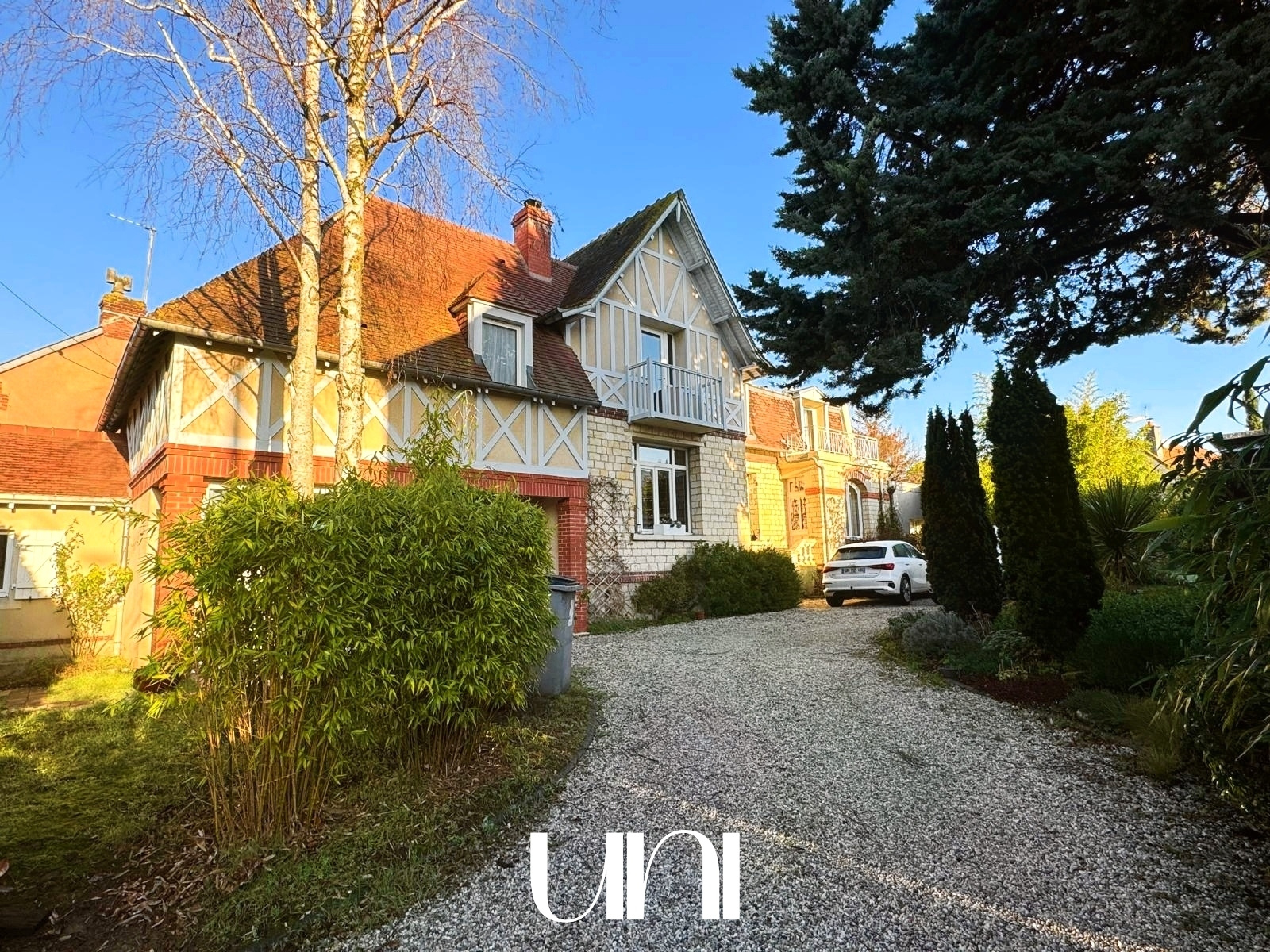 Magnifique maison T9 de 210m2 avec une grande terrasse et un terrain de 1000 m2