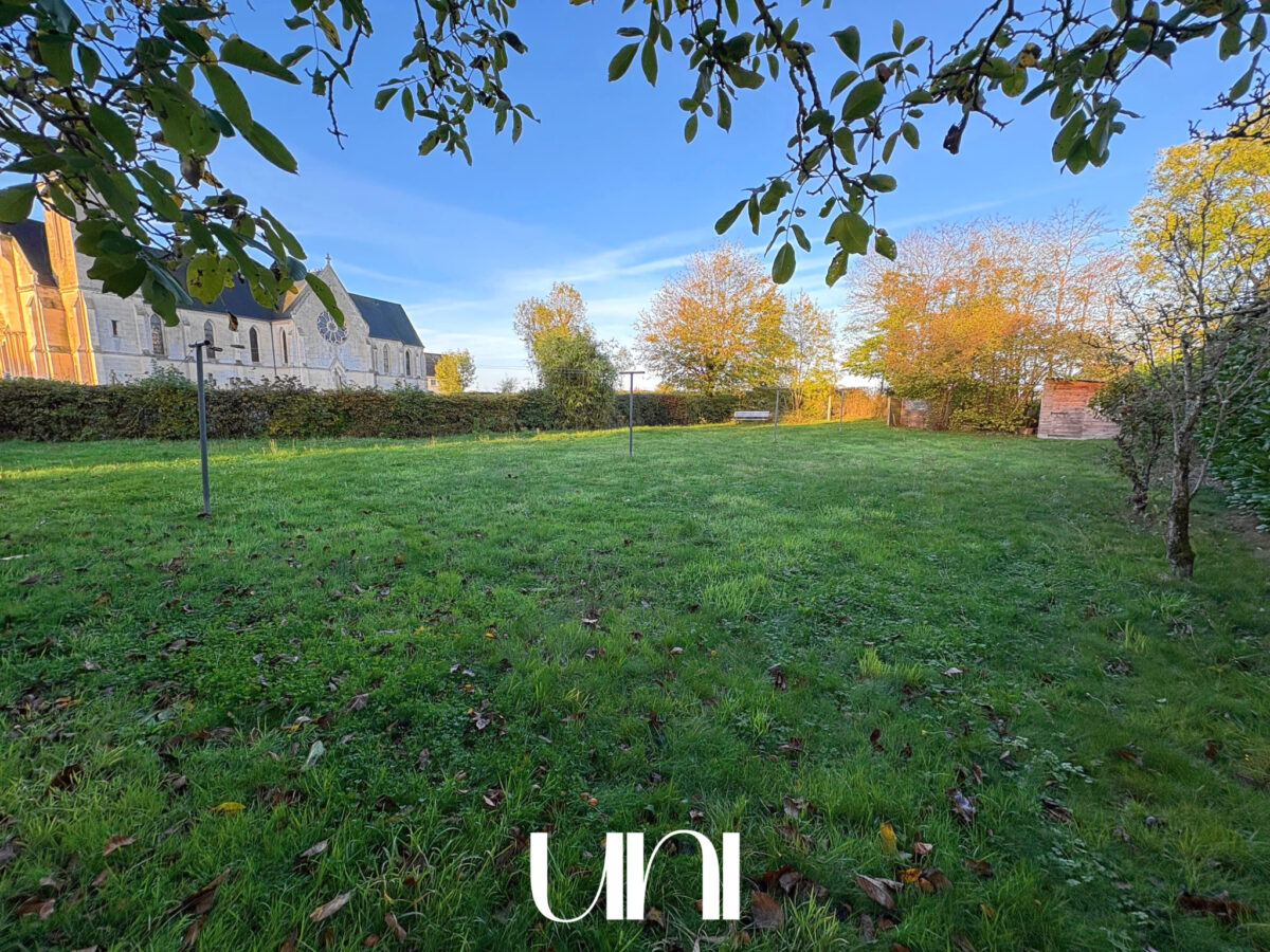 Terrain constructible de 710 m2 - BAVENT