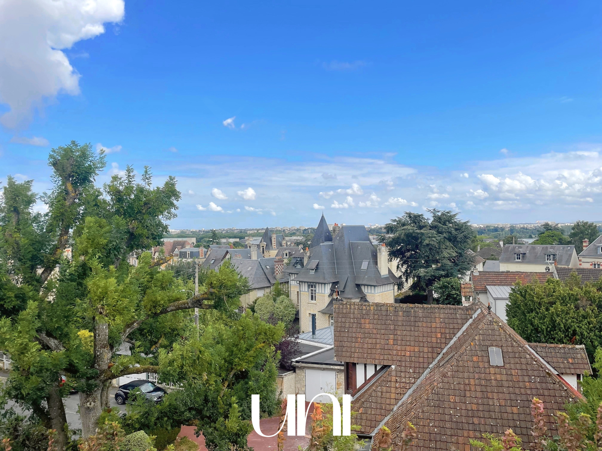 Chaleureux appartement T2 de 56 m2, avec balcon et cave.