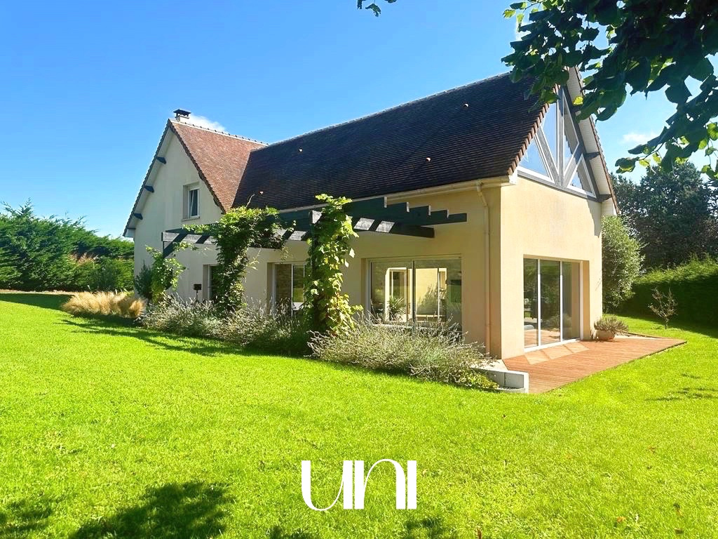 Maison F7 de 257m2 avec piscine intérieure sur terrain de 2047 m2