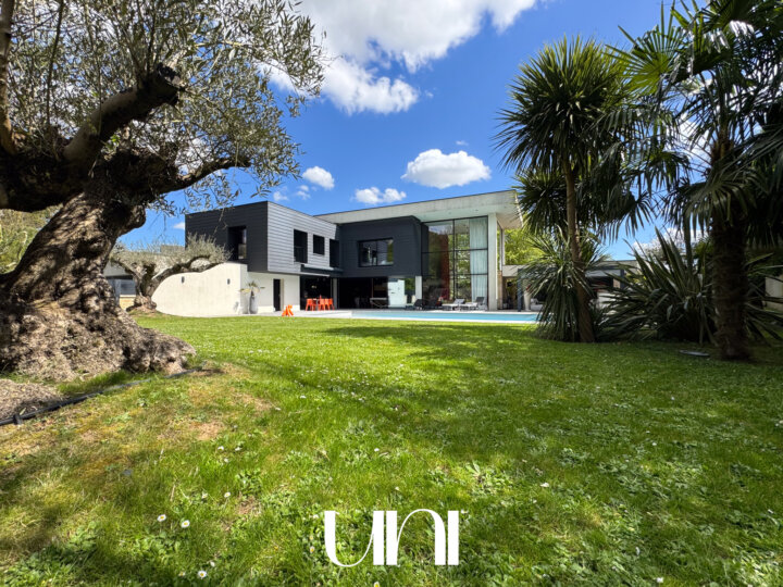 Maison de prestige T8 de 307 m2 sur terrain de 1600 m2 - SAINT-CONTEST