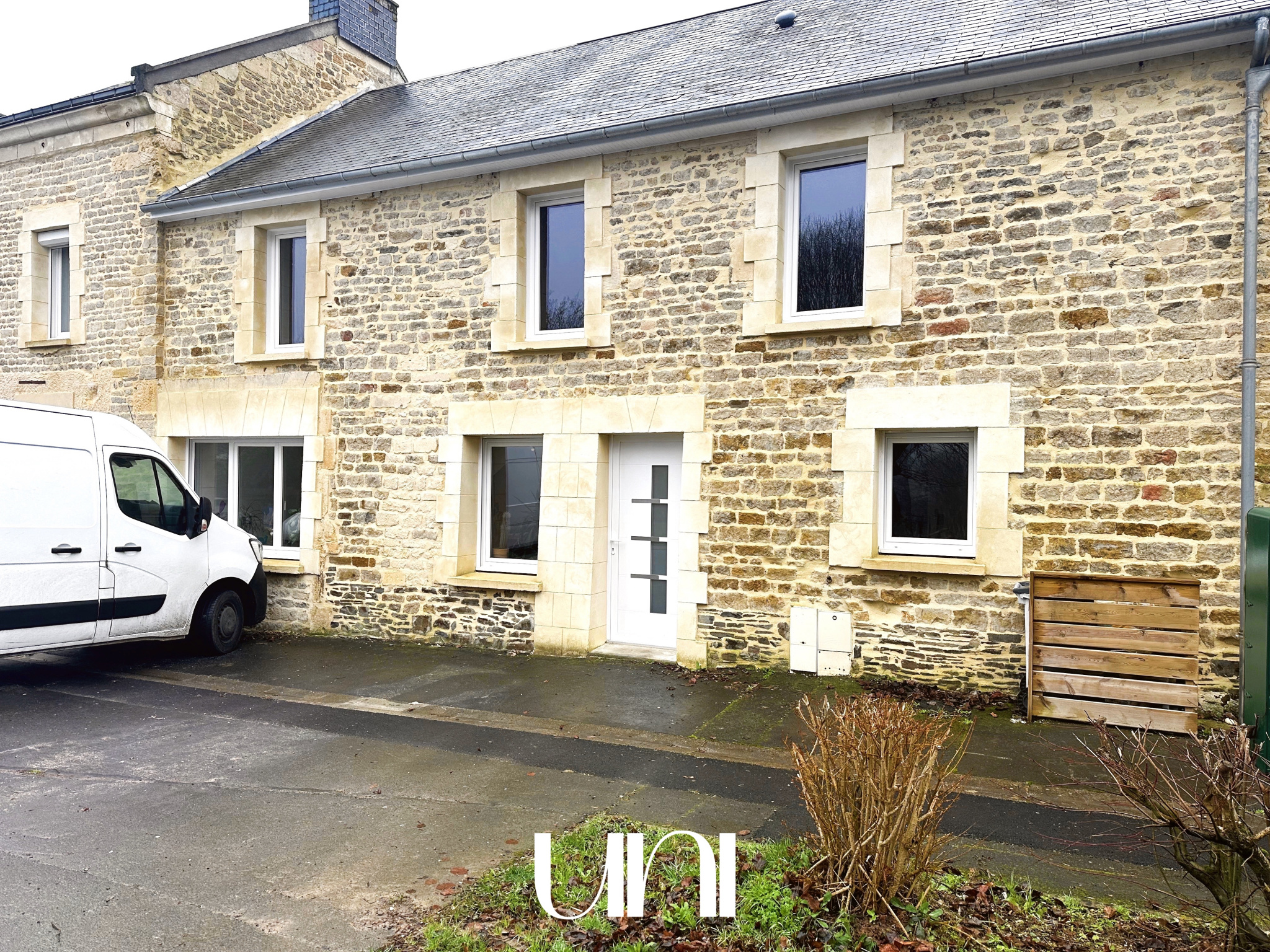 Charmante maison en pierre T4 de 128m2 avec petit jardin et terrasse.