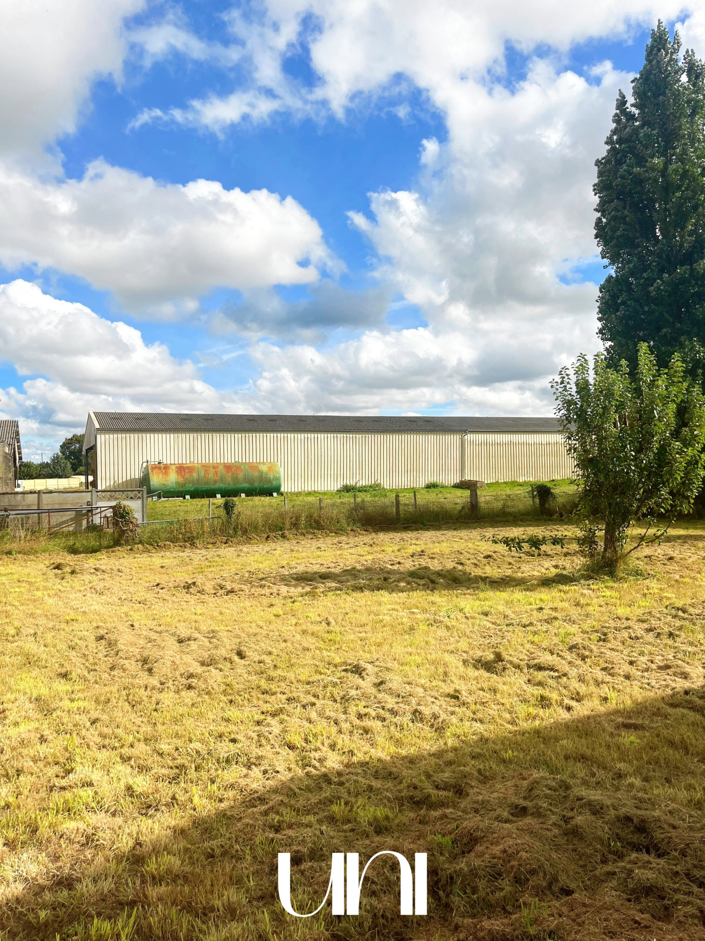 Terrain constructible de 891 m2 avec bâtiment de 60 m2 - PERIERS-SUR-LE-DAN