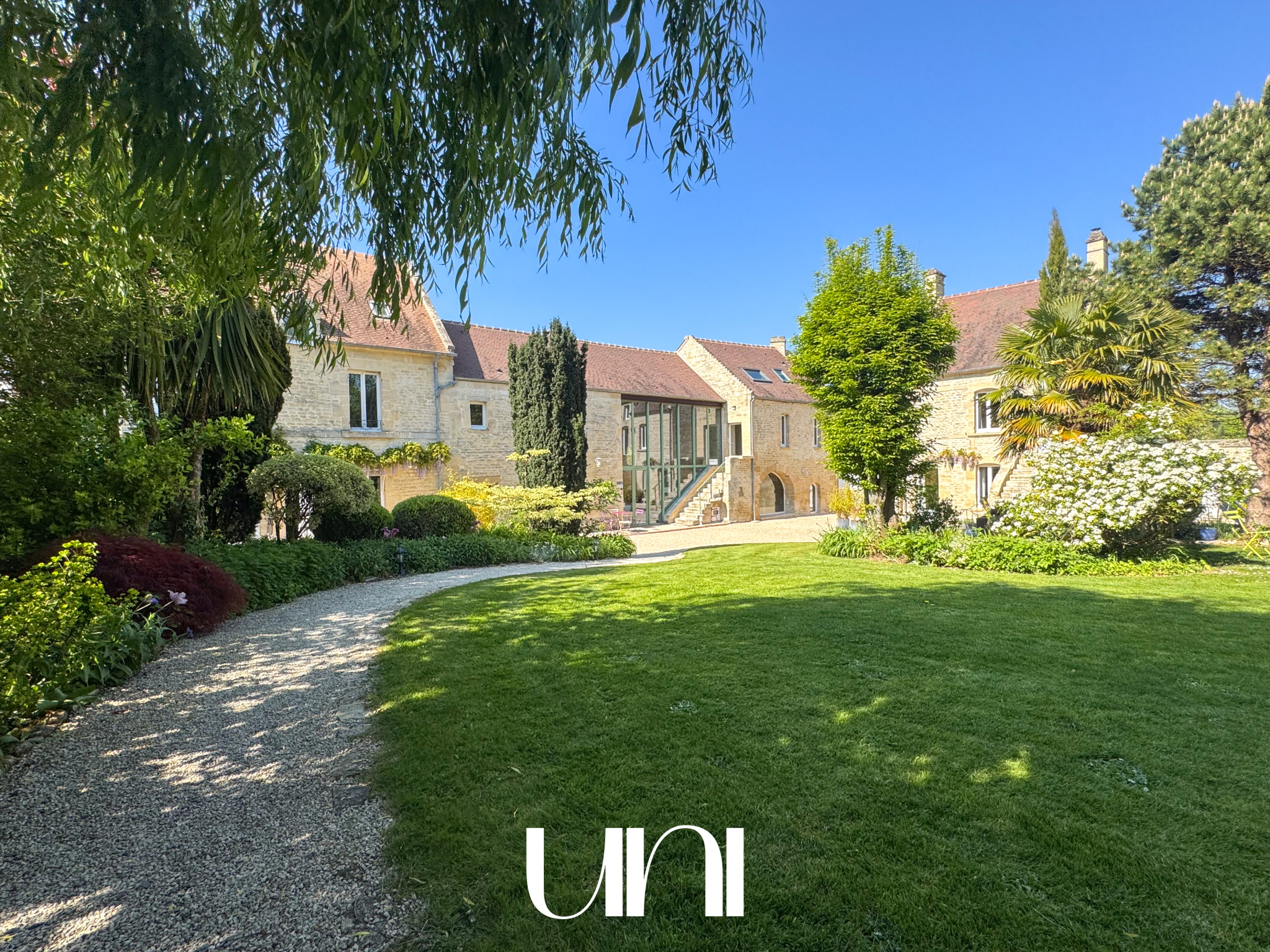 Maison T11 de 305 m2, avec dépendance T3 de 75 m2 sur terrain de 5000 m2