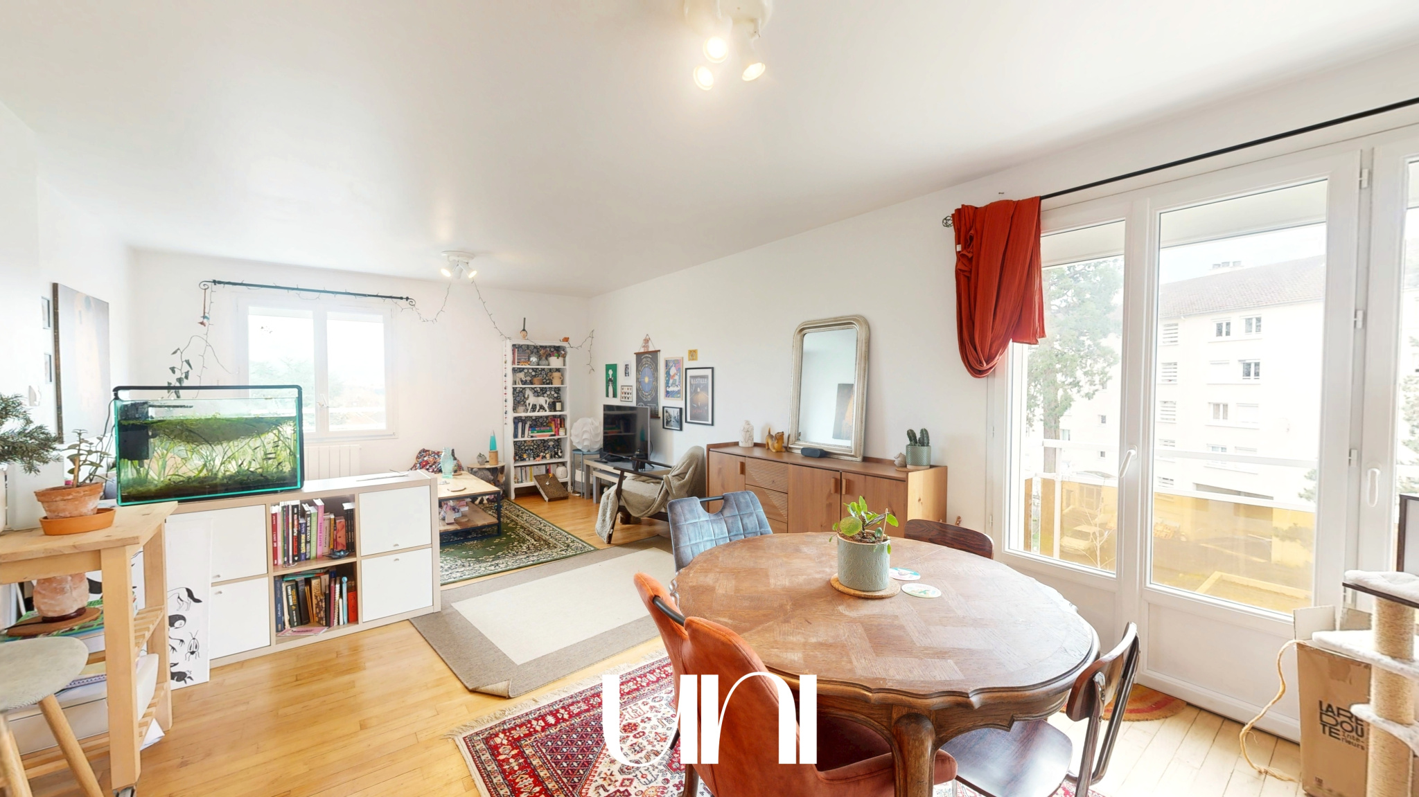 Chaleureux appartement T2 de 56 m2, avec balcon et cave.