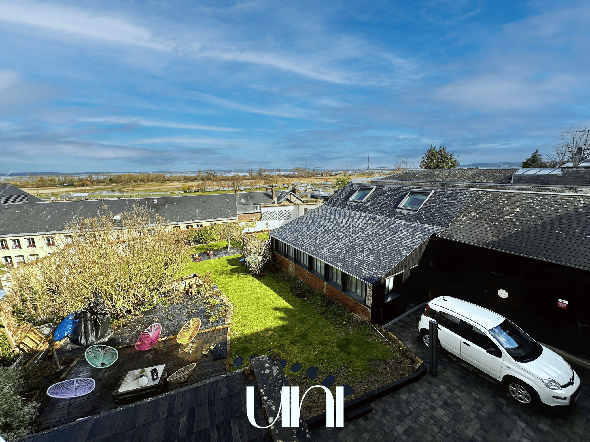 Maison T10 de 177m2 + 70m2 de dépendance en plein coeur de Honfleur