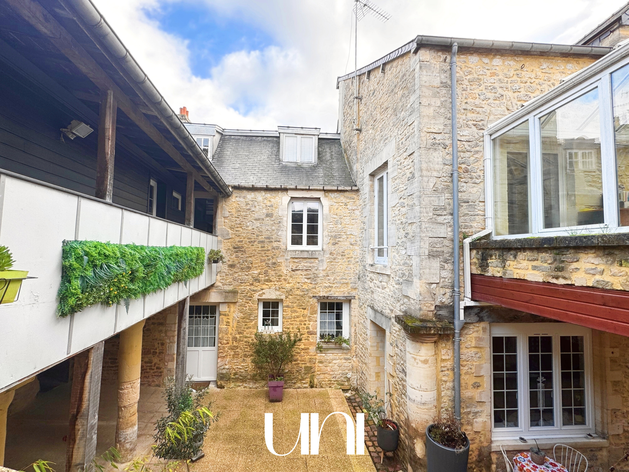 Propriété T12 de 326 m2 en hyper centre de BAYEUX